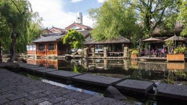 玉米面别蒸窝窝头了,农村媳妇教你新做法,金黄酥脆,层层松软 - 探索无界限的知识宝库